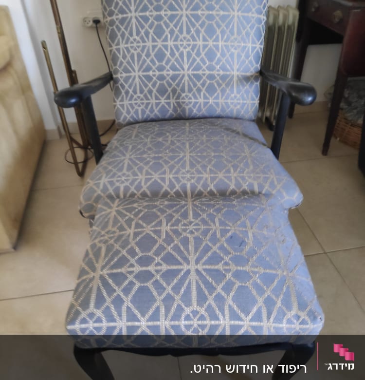 כורסה מרופדת בבד כחול עם דוגמת קווים לבנים
